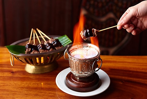 ティキで飾られた、アイランドリゾートレストランへようこそ