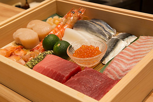 すし魯山のカウンターで味わう贅沢な春の旬の賞味会