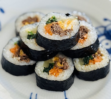 美と健康におすすめの韓国料理　メニューはキンパ（韓国海苔巻き）、わかめスープ、きゅうりナムル