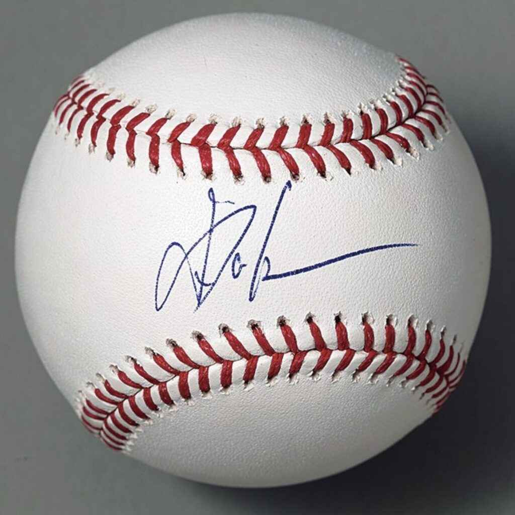 山本由伸 MLB(TM)初勝利記念 直筆サインボール 特製展示ケースセット